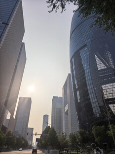城市高楼林立的街道景观