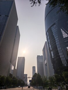 城市高楼林立的街道景观