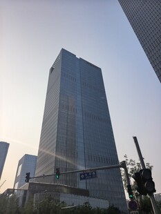 城市中的高耸摩天大楼