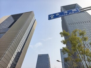 都市高楼与路旁指示牌