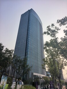 城市中高耸的现代化摩天大楼