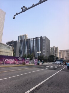城市道路与高楼景象