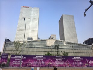 城市高楼与紫色围挡景观