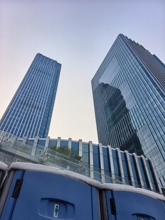 城市中高耸的现代摩天大楼