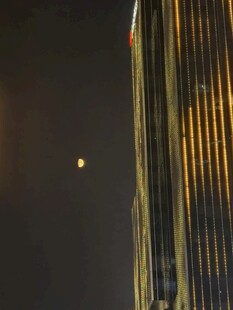 夜晚窗外朦胧景象