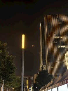 城市夜景中的高楼与路灯