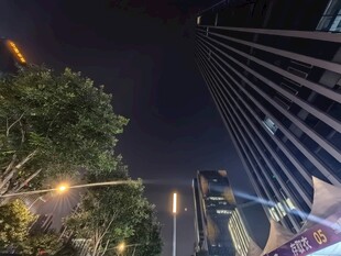 都市夜景中的繁华建筑