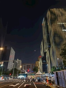 城市夜晚街道景象