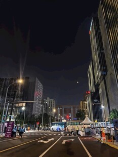 城市夜晚街道景象