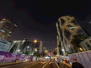 城市夜晚繁忙街道景象