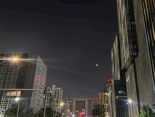 城市夜景中的现代建筑