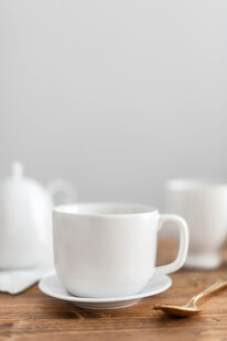 简约白色茶杯与茶具组合