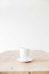 简约木质桌上的白色咖啡杯