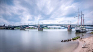 河畔桥梁风景