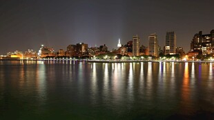 城市夜景下的静谧水面