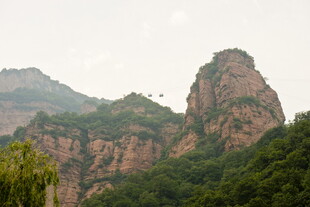 壮丽山景绿意盎然的峰峦