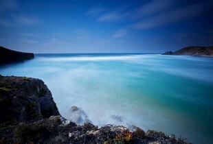 海边暮色下的静谧海岸线