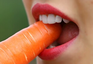 女性咬食胡萝卜瞬间