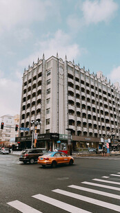 城市街道旁的多层建筑