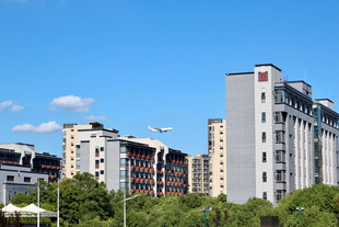 城市高楼与绿树景观