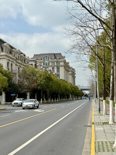 城市宽阔街道与两旁建筑