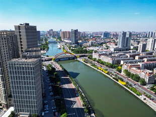 城市河畔高楼景观