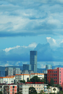 城市天际线与多彩建筑景观
