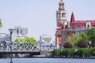 河畔欧式建筑与桥梁景观