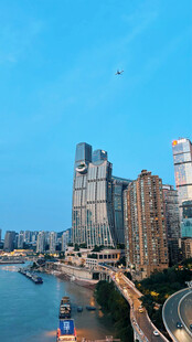 城市河畔高楼景观