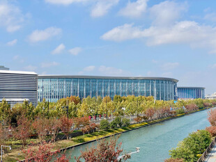 河畔现代建筑景观