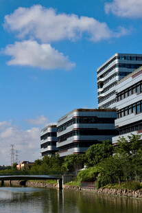 河畔现代办公建筑景观