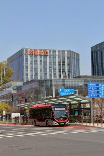 城市街道上的公交与现代建筑