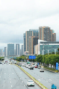 城市宽阔道路与林立高楼