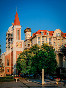 欧式风格建筑与绿树景观