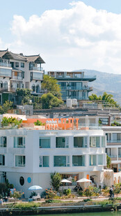 河畔多彩建筑景观