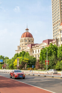 城市街景中的古典建筑与汽车