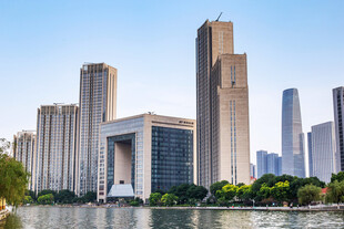 城市河畔的摩天建筑群