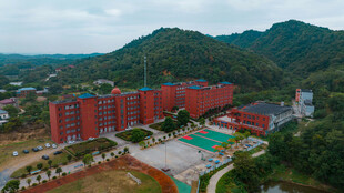 山间红顶建筑群俯瞰图