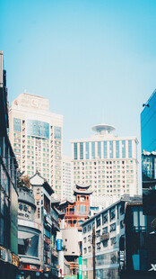 古今建筑交融的城市街景