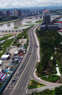 城市道路与周边景观俯瞰