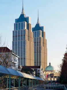 城市高楼与游乐场景观