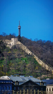 山上建筑与蜿蜒路径景观
