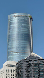 现代摩天大楼与低层建筑