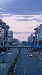 城市黄昏时分的高架桥景象