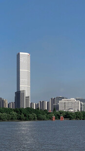 河畔高楼与城市景观