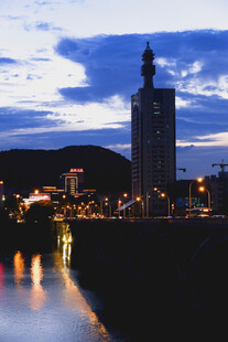 城市河畔夜景中的高耸建筑