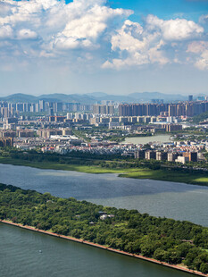 城市河畔风光俯瞰