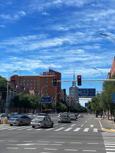 城市街景中的车辆与建筑