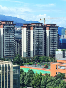 城市高楼与校园景观