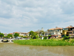 河畔多彩民居风景